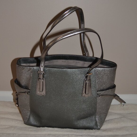 Michael Kors Voyager Metallic East West large pewter silver shimmer leather tote - Picture 4 of 13